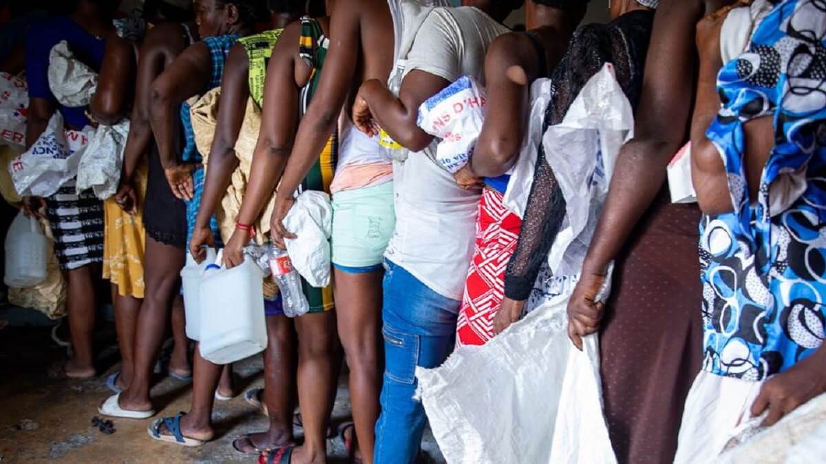 Residentes de Cité Soleil, en Puerto Príncipe, Haití, hacen cola para recibir suministros humanitarios - PMA/Theresa Piorr