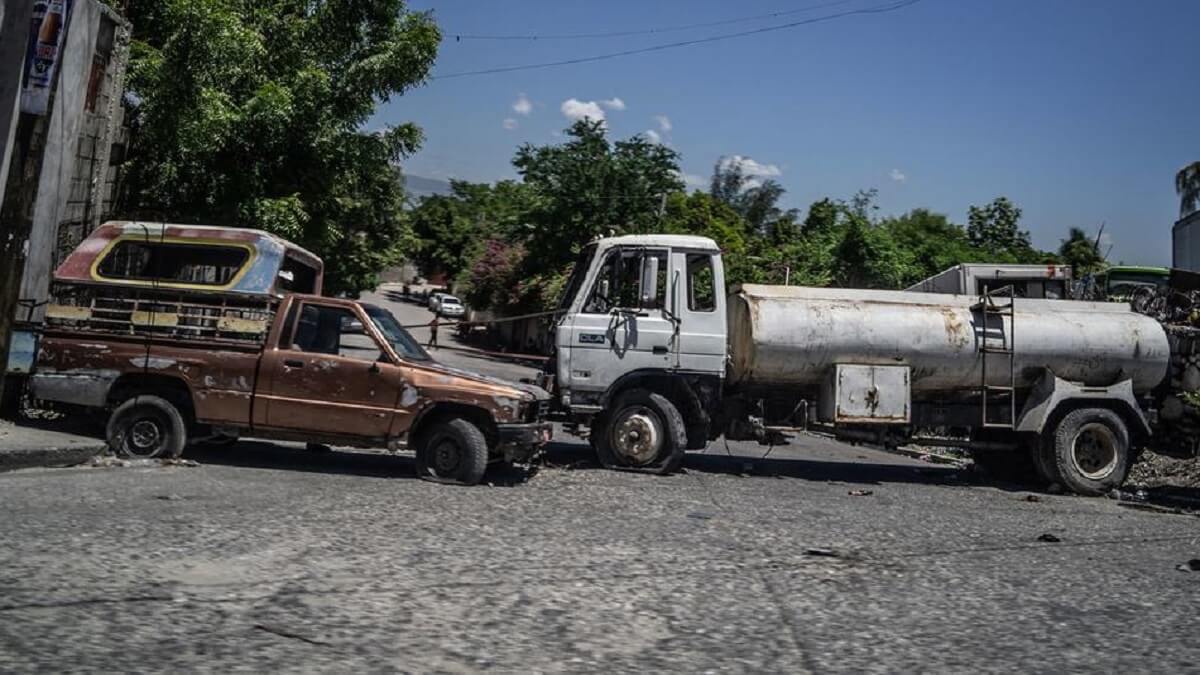 Las comunidades de Puerto Príncipe han levantado barricadas de vehículos abandonados para limitar el riesgo de secuestros y ataques de pandillas - © OCHA/Giles Clark