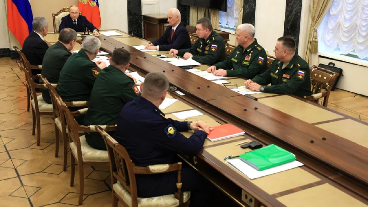 Con sus siete jefes militares implicados en la invasión de Ucrania. Al fondo, el nuevo ministro de Defensa, Andrei Belusov. Frente a él, su antecesor, el general Sergei Shoigu, de paisano. A su lado, el general Gerasimov - PHOTO/Kremlin