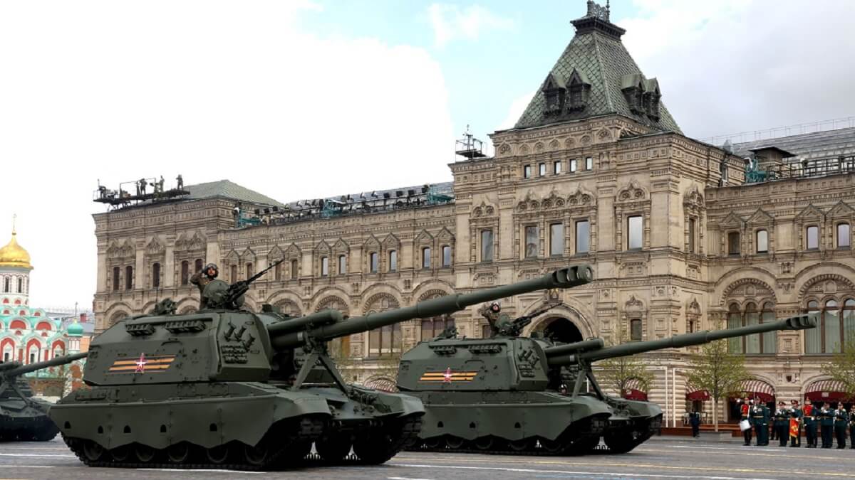 La corporación industrial Rostec necesita materias primas y maquinas herramientas para aumentar la producción del nuevo obús autopropulsado 2S35 Koalitsiya-SV de 152 milímetros, entregado a la Artillería a finales de 2023 - PHOTO/Kremlin