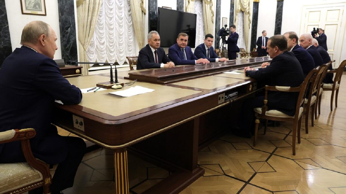 El último cónclave de Putin antes de salir rumbo a Pekín fue con los hombres de su industria militar, para exigirles ir un paso por delante en el desarrollo de sistemas de armas de mayor precisión y poder destructivo - PHOTO/Kremlin