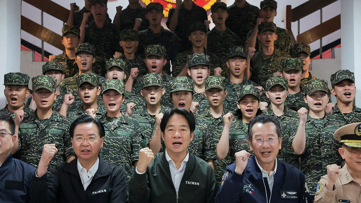 El presidente de Taiwán, Lai Ching-te, en su visita a un campamento militar en Taoyuan, Taiwán, el 23 de mayo de 2024 - REUTERS/ANN WANG