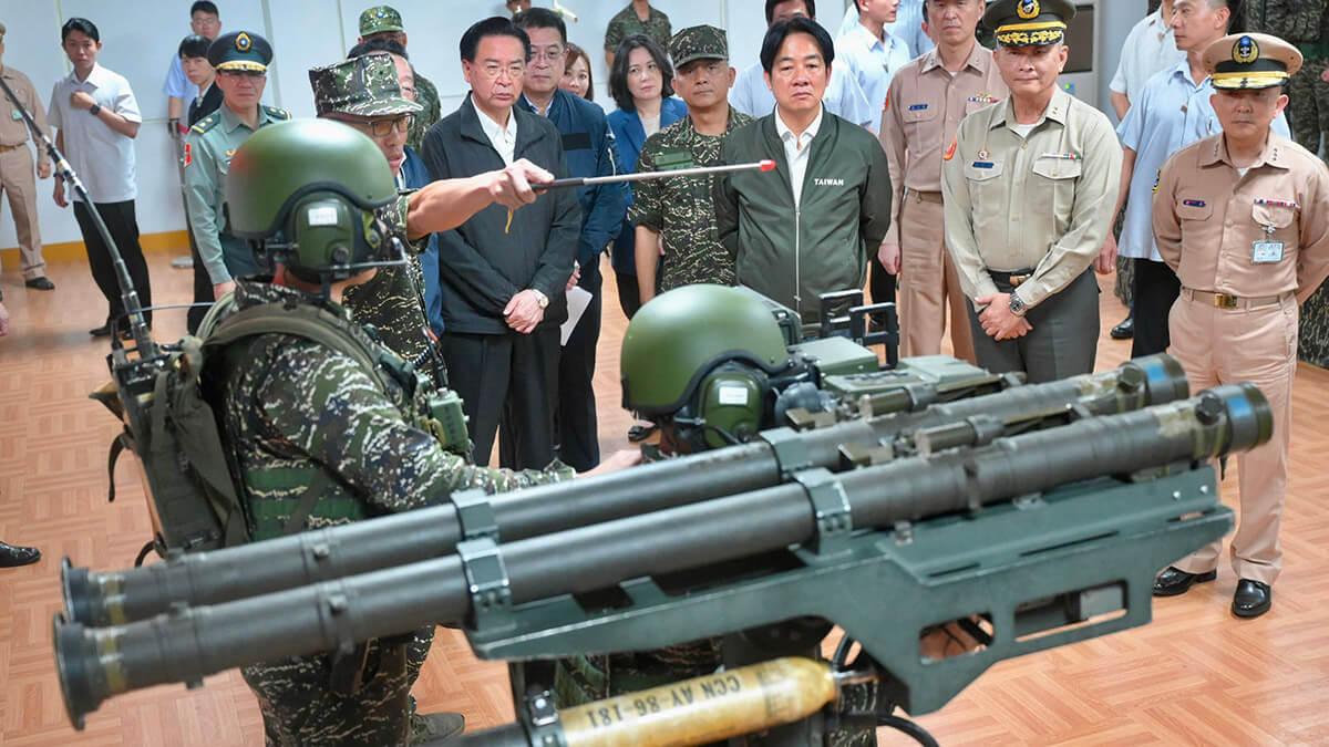 El presidente de Taiwán, Lai Ching-te (Centro), observa una manifestación sobre el sistema de defensa aérea Stinger, de fabricación estadounidense, durante una visita para inspeccionar las tropas militares en Taoyuan, el 23 de mayo de 2024 - AFP/SAM YEH