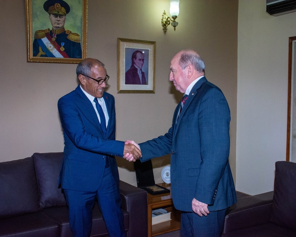 Mohamed Cherif con el ministro secretario del Consejo de Defensa de Paraguay