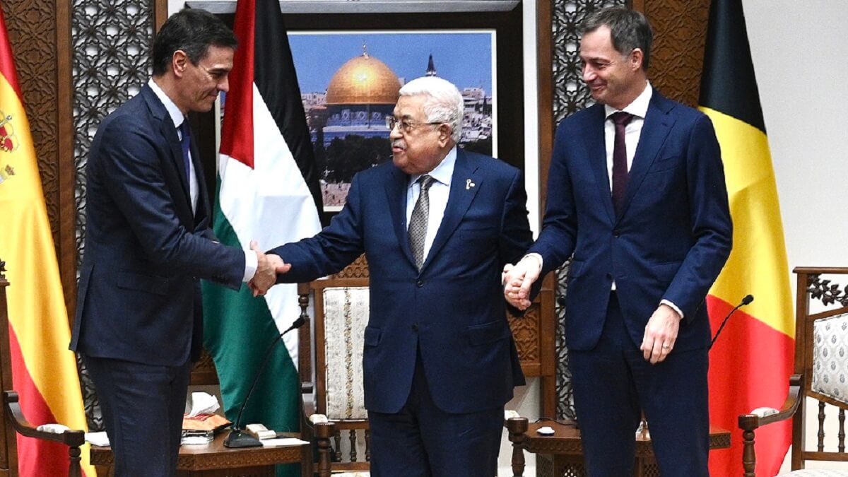 El rostro del presidente Sánchez en su reunión de noviembre con el presidente de la Autoridad Nacional Palestina, Mahmud Abás, es muy distinto al de su entrevista con Netanyahu - PHOTO/Pool Moncloa-Borja Puig de la Bellacasa