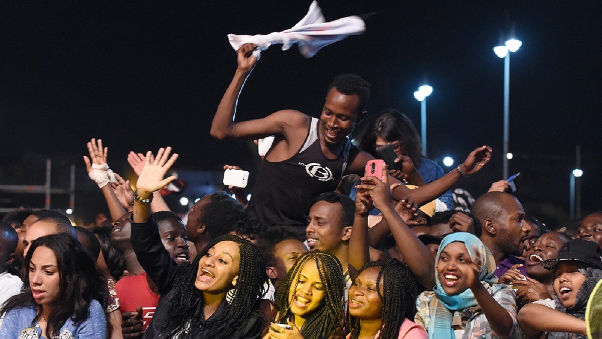 Miembros del público reaccionan mientras ven al grupo nigeriano P Square actuar durante la 14ª edición del festival de música Mawazine en Rabat el 31 de mayo de 2015 – PHOTO/AFP PHOTO/FADEL SENNA