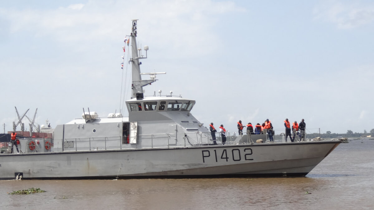 Un buque de guerra francés para reforzar sus capacidades y combatir mejor la piratería que asola el golfo de Guinea, en el puerto de Abidjan - AFP / PATRICK FORT