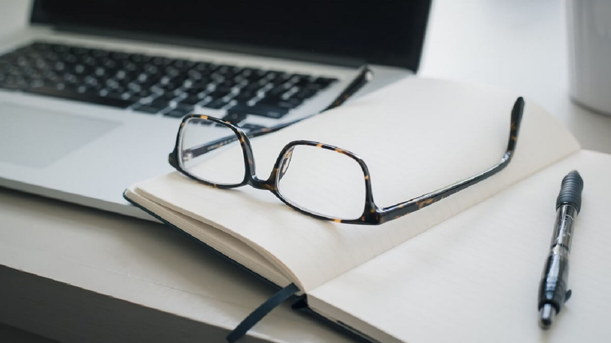 <a target="_blank" data-cke-saved-href="https://unsplash.com/es/fotos/anteojos-con-montura-negra-y-boligrafo-negro-UgA3Xvi3SkA" href="https://unsplash.com/es/fotos/anteojos-con-montura-negra-y-boligrafo-negro-UgA3Xvi3SkA">https://unsplash.com/es/fotos/anteojos-con-montura-negra-y-boligrafo-negro-UgA3Xvi3SkA</a>