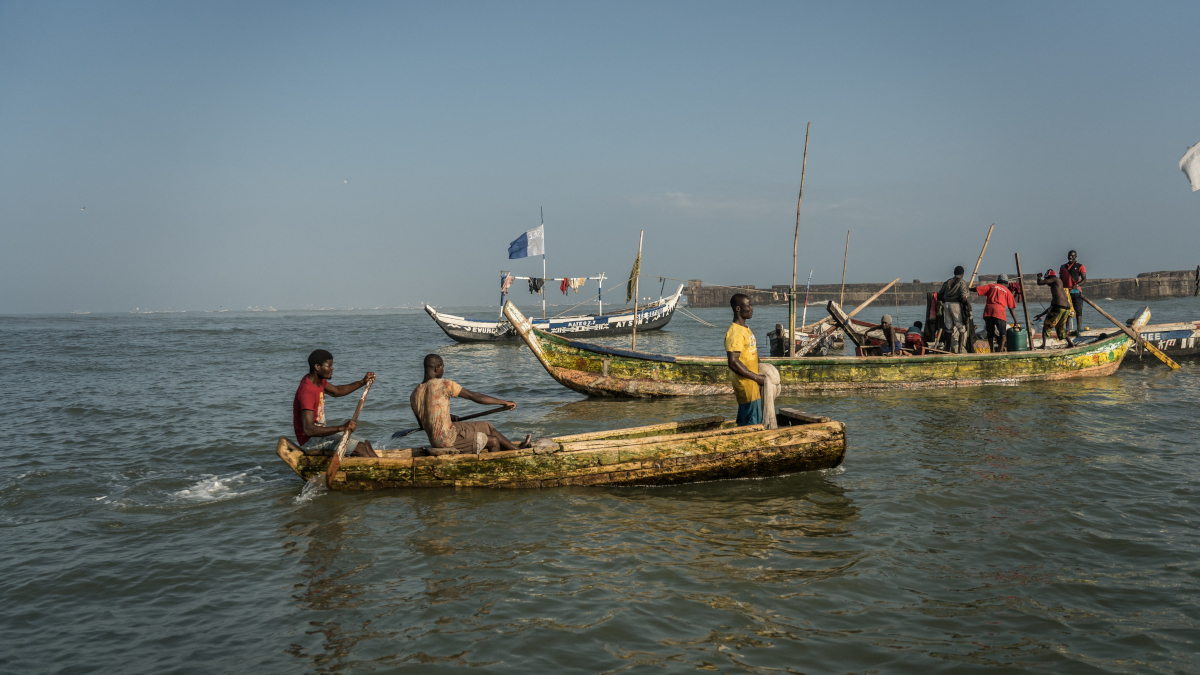 Pescadores en las aguas del Golfo de Guinea, en las afueras de Jamestown, la comunidad pesquera más antigua de Accra - AFP / Natalia Gormalova