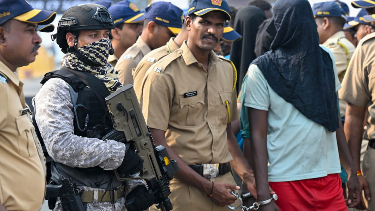 La policía detiene a unos piratas - Indranil MUKHERJEE / AFP