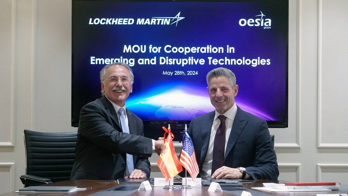 El presidente del Grupo Oesía, Luis Furnells (izquierda) y el vicepresidente de Negocio Internacional de Lockheed Martin, Ray Piselli, que han estrechado los lazos tecnológicos y comerciales entre ambas empresas - PHOTO/Grupo Oesía