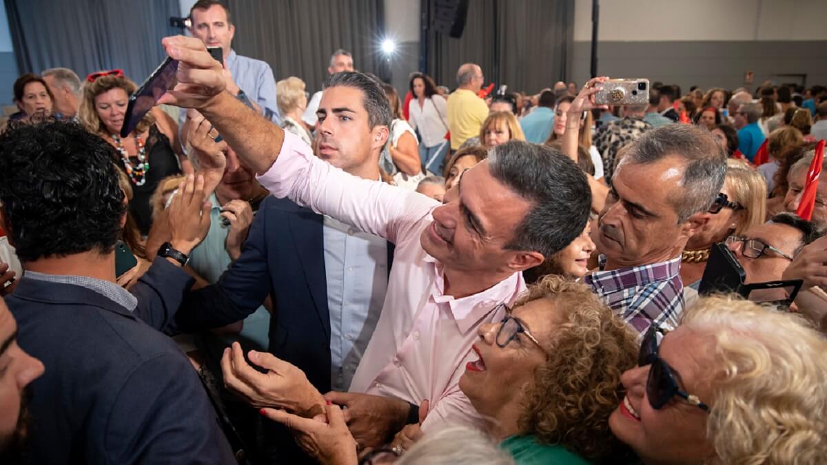 Sus incondicionales tienen afán por tomarse fotografías con él y coger algún trozo de su camisa impregnada por la grasa sebácea líquida que emana de sus glándulas sudoríparas - PHOTO/PSOE-Daniel Pérez