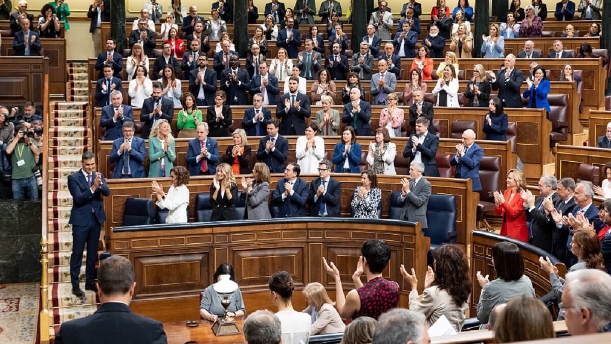 Patxi Lopez y la vicepresidenta primera del Gobierno y ministra de Hacienda, María Jesús Montero, encabezan los aplausos de los diputados que deben sus escaños al dedo de su jefe de filas - PHOTO/PSOE-Eugenia Morago