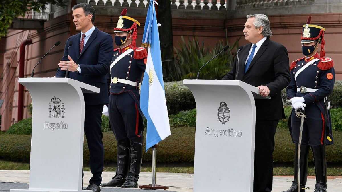 Pedro Sánchez visitó Argentina en junio de 2021 y mantuvo un encuentro con el entonces presidente Alberto Fernández. Con Javier Milei todavía no se ha producido una entrevista - PHOTO/Pool Moncloa-Borja Puig de la Bellacasa