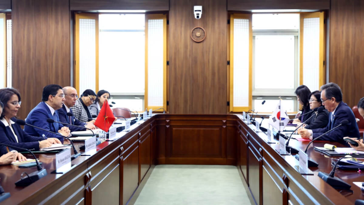 Los cuerpos diplomáticos encabezados por Nasser Bourita, ministro de Asuntos Exteriores, Cooperación Africana y Residentes de Marruecos, e Inkyew Chung, ministro de Comercio de la República de Corea, durante las negociaciones de nuevos acuerdos de comercio - PHOTO/X/@MarocDiplomatie