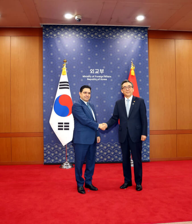 Nasser Bourita, ministro de Asuntos Exteriores, Cooperación Africana y Residentes de Marruecos, e Inkyew Chung, ministro de Comercio de la República de Corea, durante la firma de nuevos acuerdos de comercio e inversión - PHOTO/X/@MarocDiplomatie