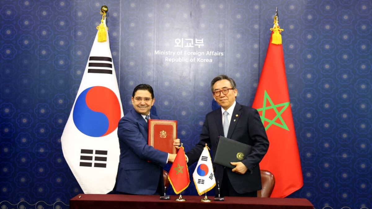 Nasser Bourita, ministro de Asuntos Exteriores, Cooperación Africana y Residentes de Marruecos, e Inkyew Chung, ministro de Comercio de la República de Corea, durante la firma de nuevos acuerdos de comercio e inversión - PHOTO/X/@MarocDiplomatie