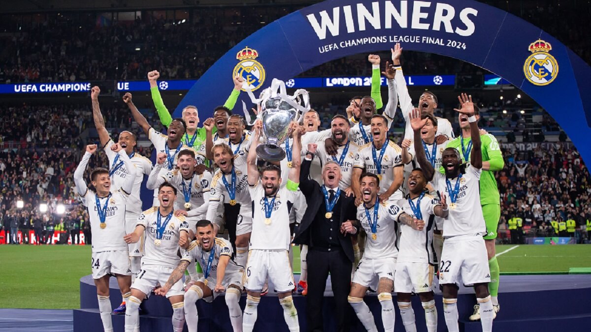 La plantilla del Real Madrid celebra el campeonato durante el partido de la final de la Liga de Campeones de la UEFA entre el Borussia Dortmund y el Real Madrid en el estadio de Wembley en Londres, Inglaterra, el 1 de junio de 2024 – PHOTO/MI News/NurPhoto/NurPhoto vía AFP