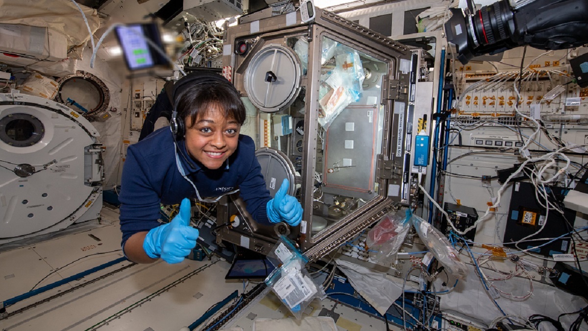 La biomédica saudí Rayyanah Barnawi fue la primera mujer de un país árabe en viajar al espacio. Llegó en mayo de 2023 a la Estación Espacial Internacional junto a su compañero Ali Al-Qarni, donde permanecieron 7 días - PHOTO/NASA-SSA