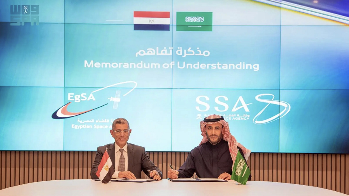 El vicepresidente de la Agencia Espacial Saudí (SSA), Mohamed Al-Tamimi, suscribe un acuerdo de colaboración con el director ejecutivo de la Agencia Espacial de Egipto (EgSA), el profesor Sherif Sedky - PHOTO/SSA-SPA