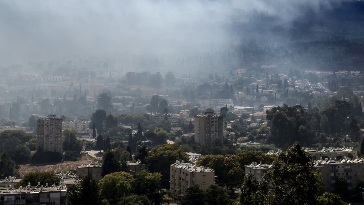 El humo se eleva como resultado de los cohetes lanzados desde el Líbano hacia el norte de Israel, junto a la ciudad de Kiryat Shmona, en la frontera con el Líbano - JACK GUEZ / AFP
