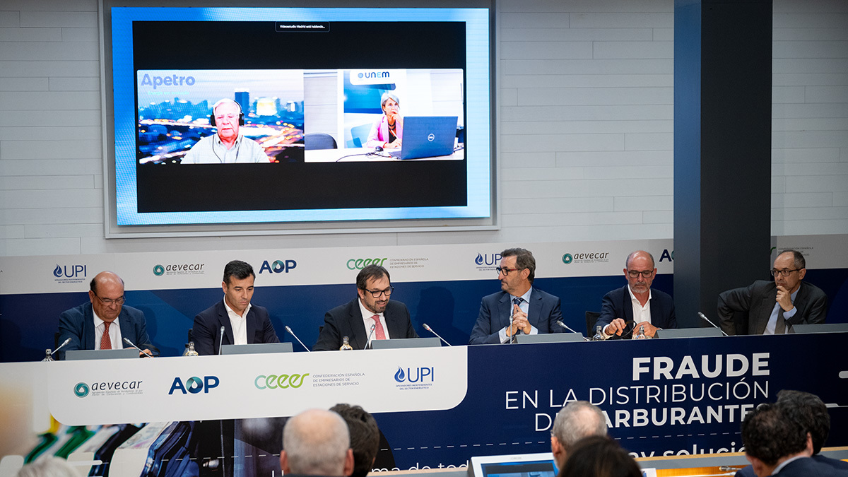 Intervención de Marina Barbanti, directora de UNEM (Unione Energie per la Mobilità y Antonio Comprido, secretario general de APETRO-Energia em Evolução - PHOTO/ATALAYAR