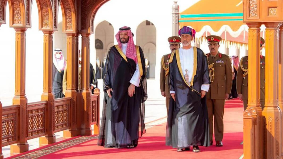 El príncipe heredero saudí, Mohammed bin Salman, es recibido por el sultán omaní Haitham bin Tariq a su llegada a Mascate, Omán, el 7 de diciembre de 2021. SPA/ REUTERS