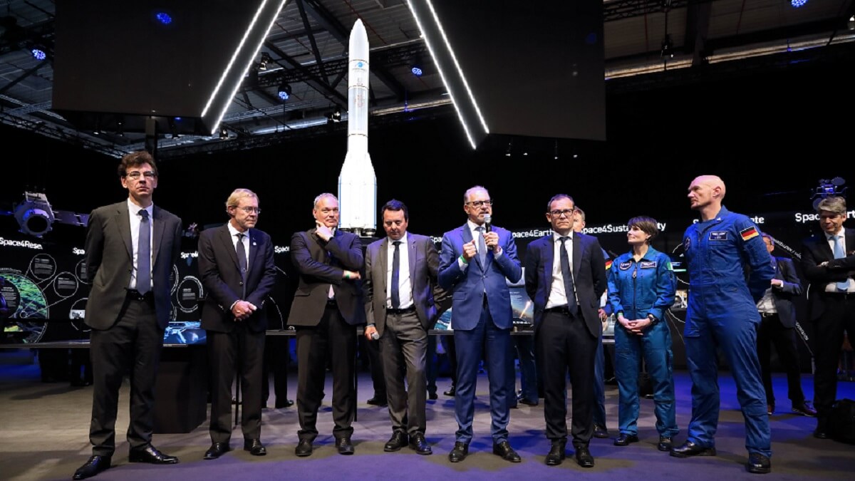 Acompañado por varios astronautas y los altos directivos del desarrollo, fabricación, comercialización y lanzamiento del Ariane 6, el director de la ESA, Josef Aschbacher, anuncia en ILA que el despegue será el 9 de julio - PHOTO/ESA-M. Polo
