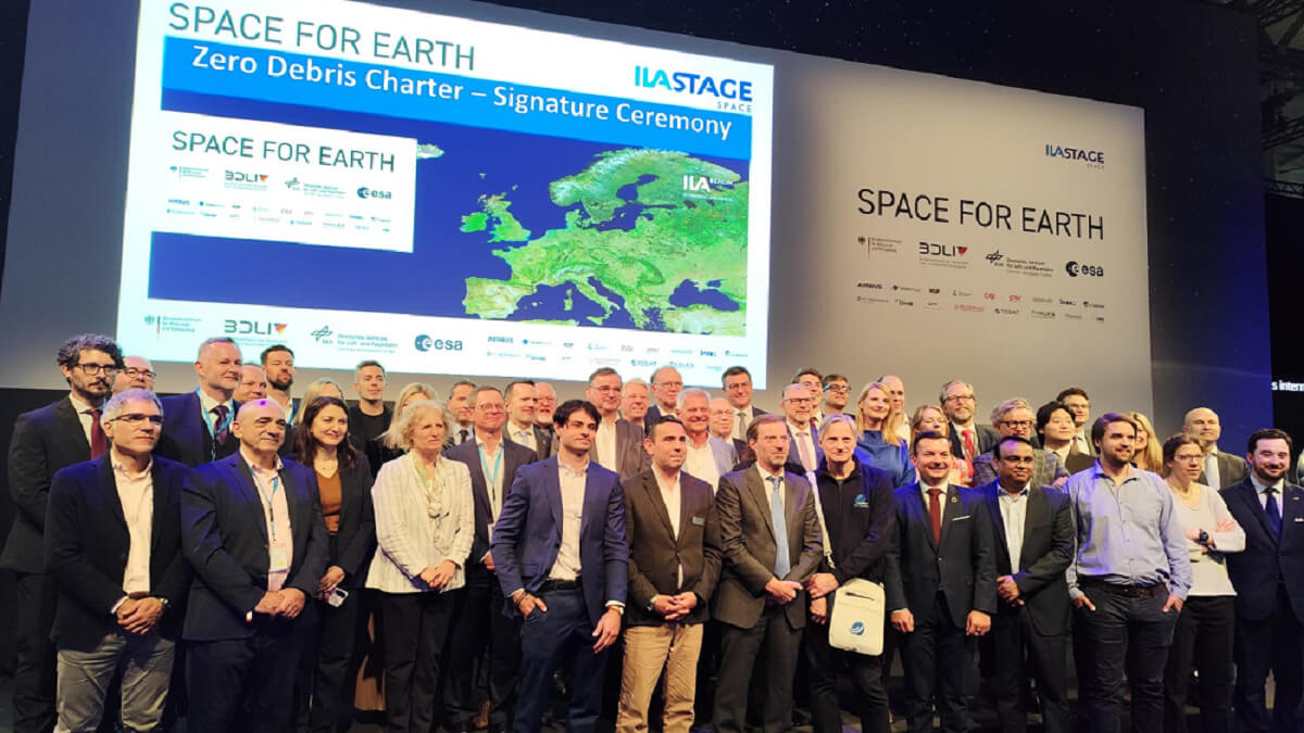 GMV ha sido la primera empresa española que ha suscrito la carta de Cero Basura espacial. El adjunto al director general de la tecnológica, Miguel Ángel Molina, en el segundo por la izquierda, en la primera fila - PHOTO/ESA
