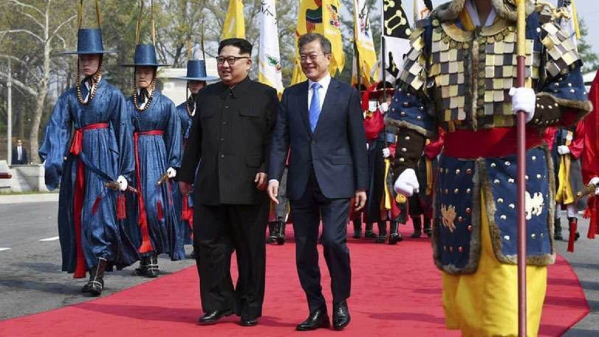 El presidente surcoreano Moon Jae-in (derecha) se ha propuesto potenciar su sector espacial y llegar a la Luna mientras el líder de Corea del Norte, Kim Jong-un, se dedica a gobernar con mano de hierro el país que ha heredado - PHOTO/Reuters