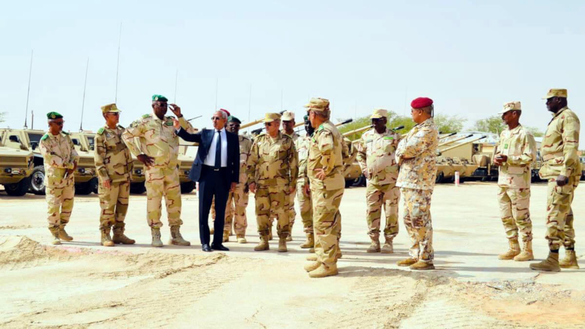 El presidente de Mauritania, Mohamed Ould Ghazouani, acompañado del ministro de Defensa,Hanena Ould Sidi, y el comandante de Estado Mayor, Mokhtar Bolle Chabaane, inspeccionan modelos de nuevo equipo militar <strong>- PHOTO/Ejército Nacional de Mauritania</strong>