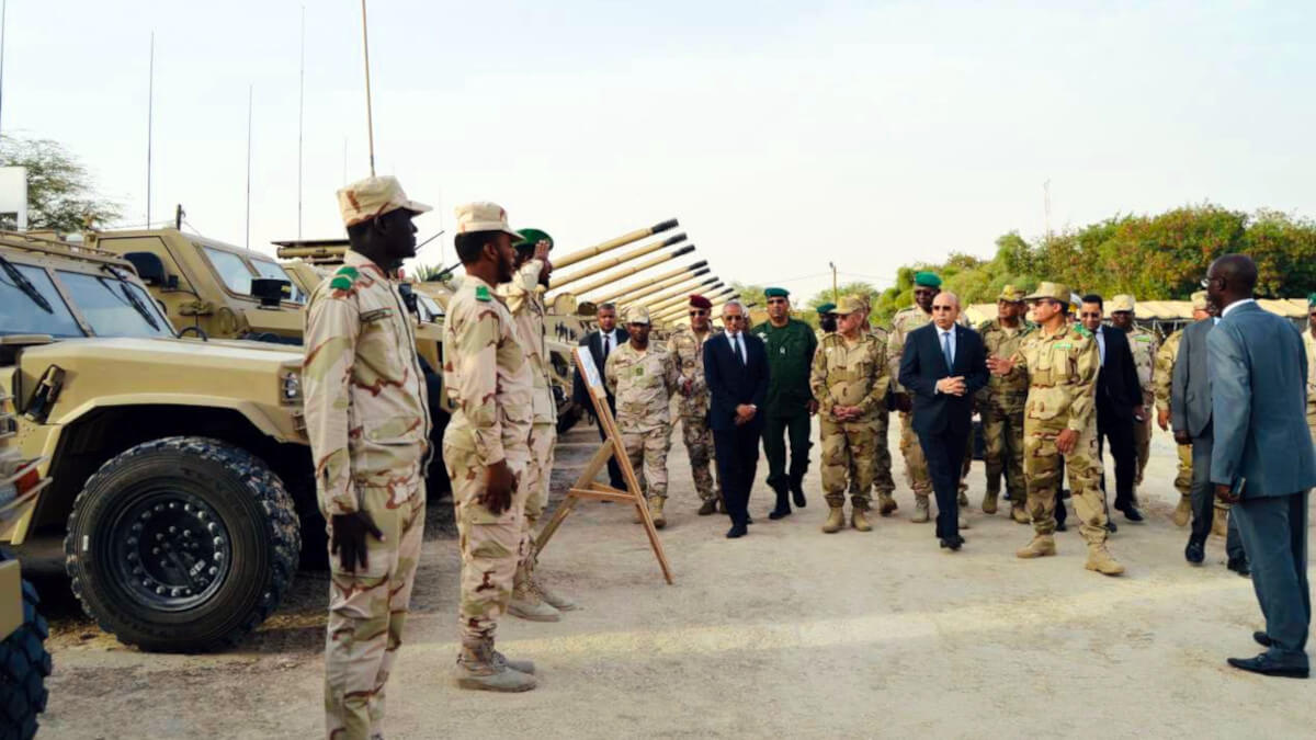 El presidente de Mauritania, Mohamed Ould Ghazouani, acompañado del ministro de Defensa,Hanena Ould Sidi, y el comandante de Estado Mayor, Mokhtar Bolle Chabaane, inspeccionan modelos de nuevo equipo militar <strong>- PHOTO/Ejército Nacional de Mauritania</strong>