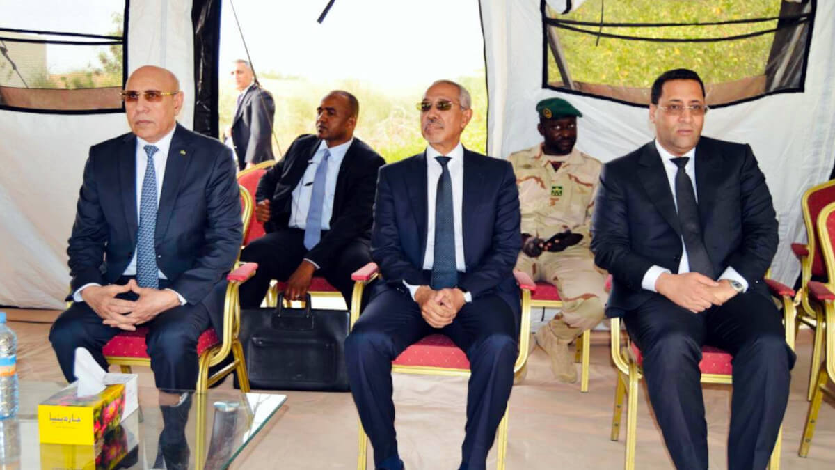 El presidente de Mauritania, Mohamed Ould Ghazouani, acompañado del ministro de Defensa,Hanena Ould Sidi, y el comandante de Estado Mayor, Mokhtar Bolle Chabaane, inspeccionan modelos de nuevo equipo militar <strong>- PHOTO/Ejército Nacional de Mauritania</strong>