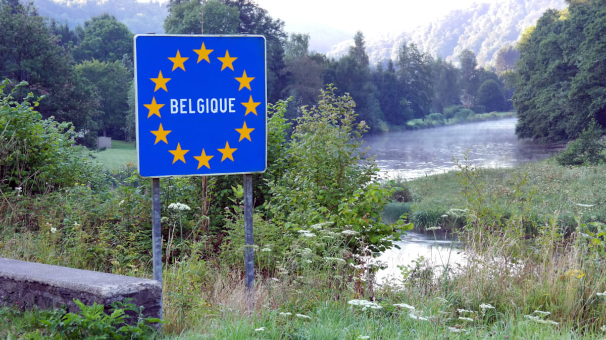 Señal de tráfico que indica la llegada a territorio belga - <a data-cke-saved-href="https://depositphotos.com/es/?/" href="https://depositphotos.com/es/?/">Depositphotos</a>