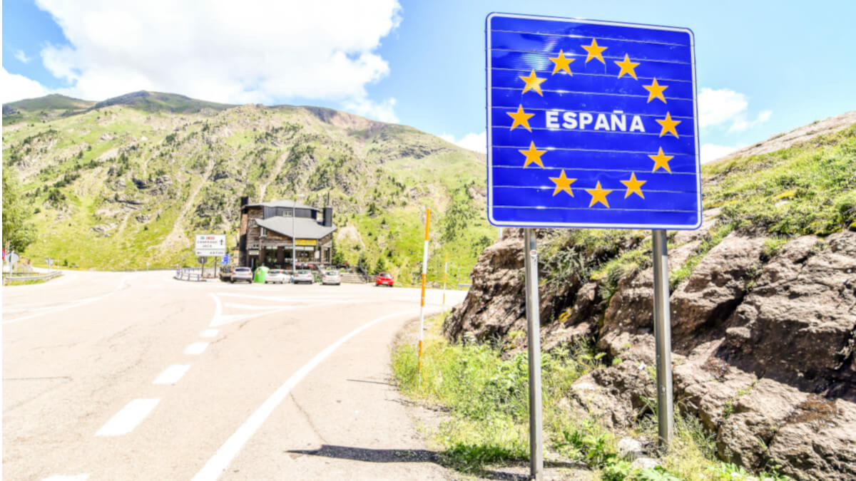 Señal de tráfico que indica la llegada a territorio español - <a data-cke-saved-href="https://depositphotos.com/es/?/" href="https://depositphotos.com/es/?/">Depositphotos</a>
