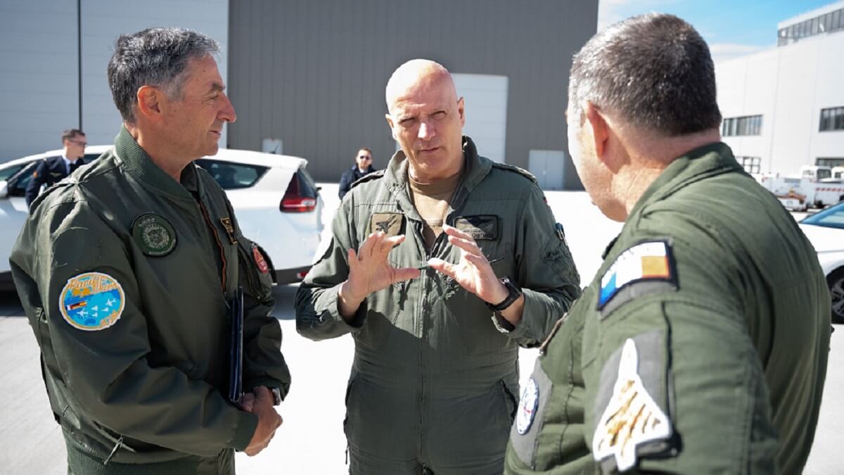 El jefe del Mando Aéreo de Combate, teniente general Espresati (izquierda), con el jefe de la Luftwaffe, general Ingo Gerhartz (centro), y el jefe de la Fuerza Aérea de Francia, general Stephane Mille - PHOTO/Arme Air et Espace-M. Bonnot