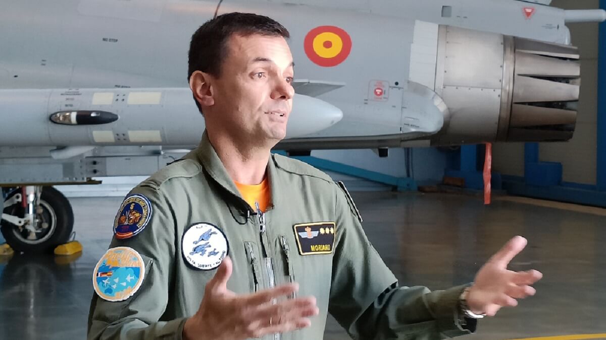 El coronel Cesar Pérez Moriano, jefe del Ala 11 desplegada en Morón, explica los aviadores que pilotarán los Eurofighter aúnan responsabilidad, veteranía, muchas horas de vuelo y juventud - PHOTO/JPons