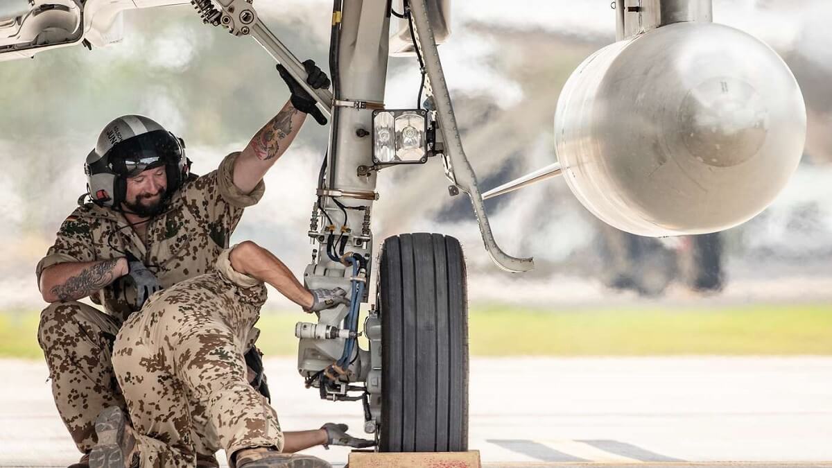 El personal de apoyo en tierra en todas sus dimensiones es fundamental para el éxito de un despliegue que exige un enorme esfuerzo logístico continuado - PHOTO/Bundeswehr-Schmidt