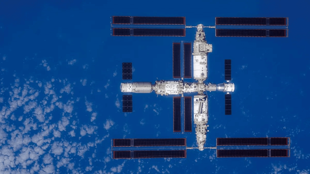 Palacio Celestial en español, el complejo orbital Tiangong se mantiene desde hace tres años a una altura promedio de 380 kilómetros con una tripulación permanente de tres astronautas o temporal de siete - PHOTO/CMS