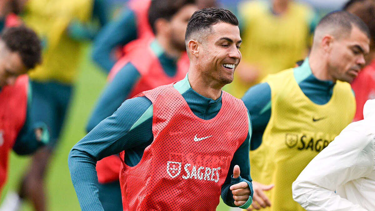 El delantero portugués Cristiano Ronaldo corre durante una sesión de entrenamiento de la selección nacional de fútbol de Portugal, durante el Campeonato Europeo de fútbol UEFA Euro 2024, en la base de su equipo en Harsewinkel, oeste de Alemania - AFP/PATRICIA DE MELO MOREIRA