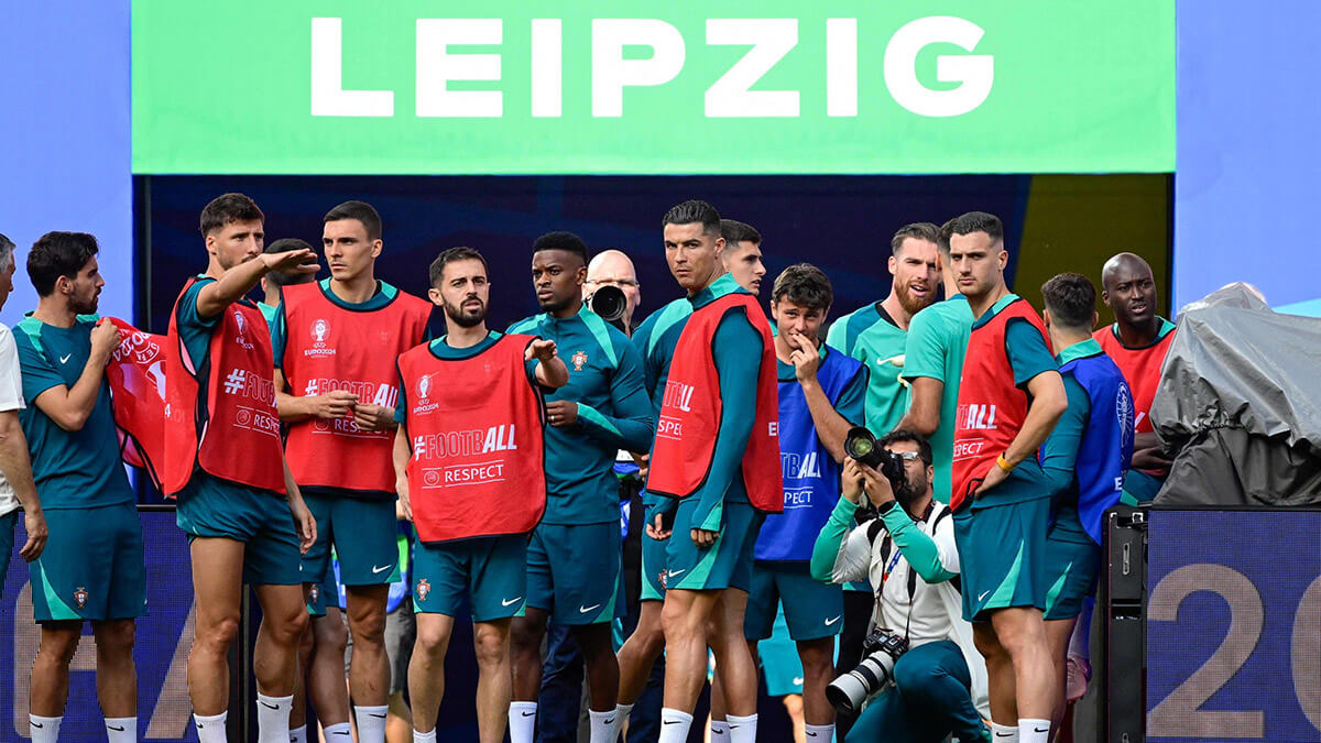 Los jugadores portugueses, incluido el delantero portugués Cristiano Ronaldo (C), llegan a la sesión de entrenamiento en el estadio de Leipzig, en el este de Alemania, el 17 de junio de 2024, en la víspera de su partido de fútbol del Grupo F de la UEFA Euro 2024 contra la República Checa - AFP/JOHN MACDOUGALL
