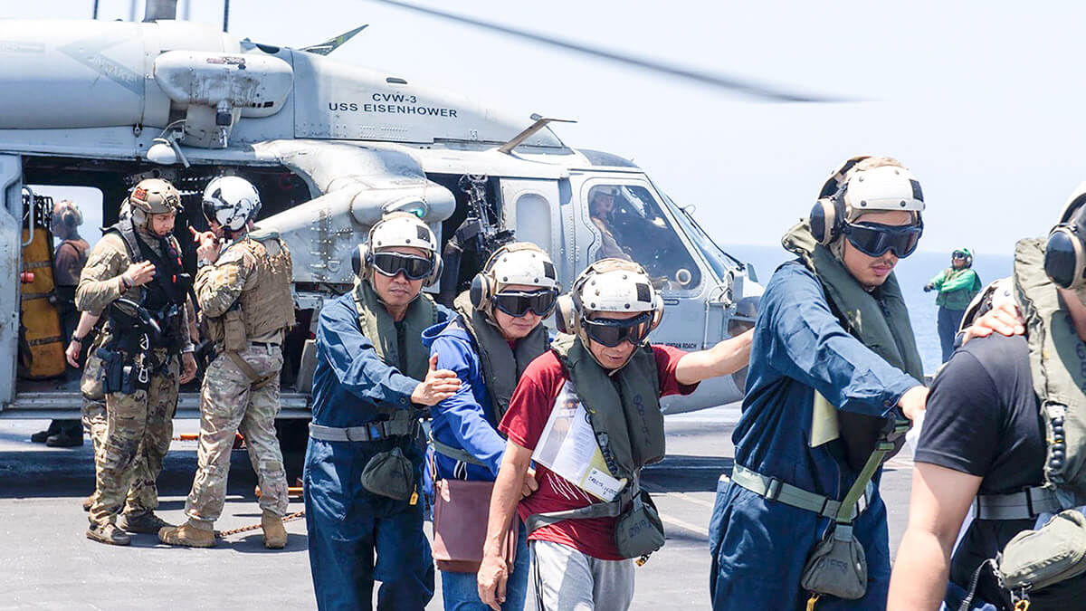 La tripulación de un barco que quedó atrapado en un ataque de los rebeldes hutíes de Yemen ha sido evacuada y el barco está a la deriva en el Mar Rojo -AFP/ US NAVY