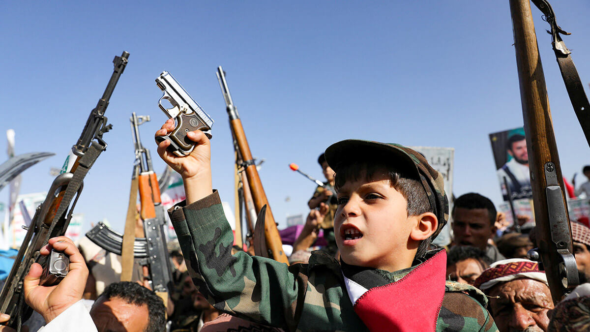 Un niño sostiene una pistola mientras los manifestantes, en gran parte partidarios de los hutíes, se manifiestan para mostrar solidaridad con los palestinos en la Franja de Gaza, en Sanaa, Yemen, el 7 de junio de 2024 - REUTERS/KHALED ABDULLAHR