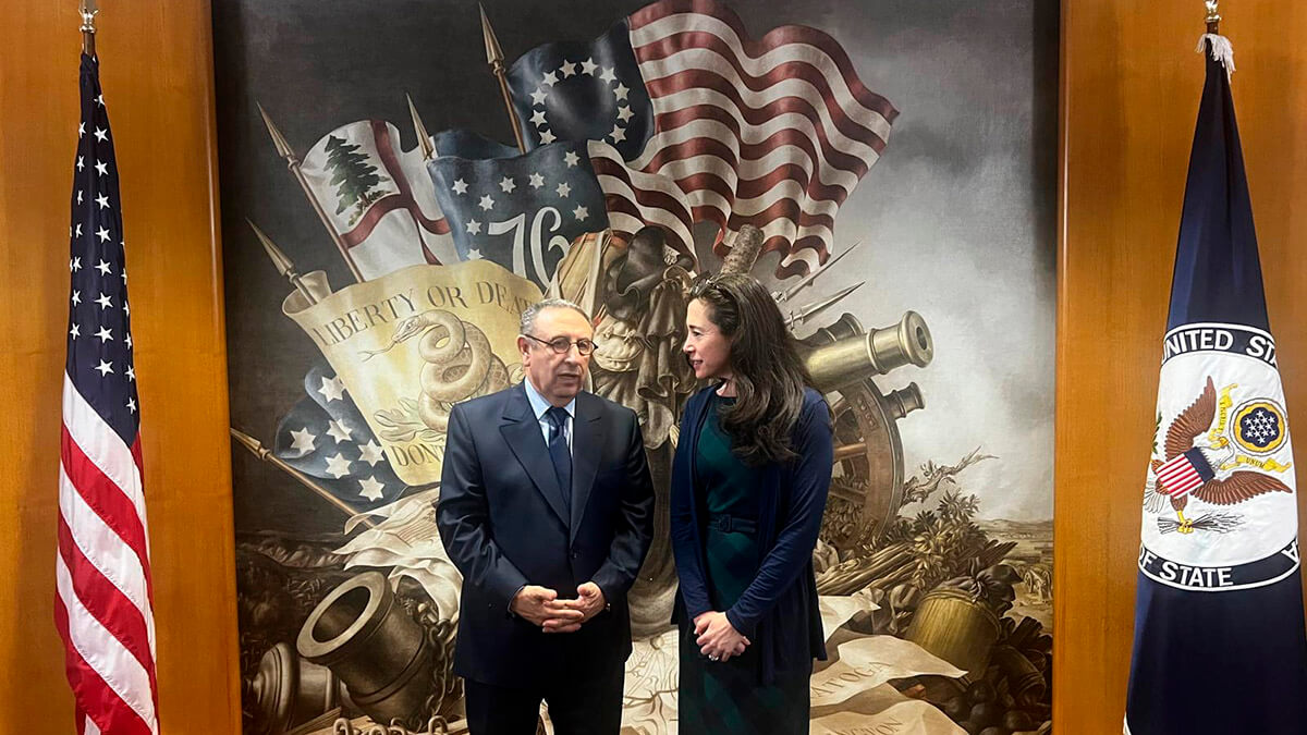 Youssef Al-Amrani, embajador del Reino de Marruecos en Estados Unidos junto a Mallory Stewar, subsecretaria de Estado - PHOTO/@youamrani