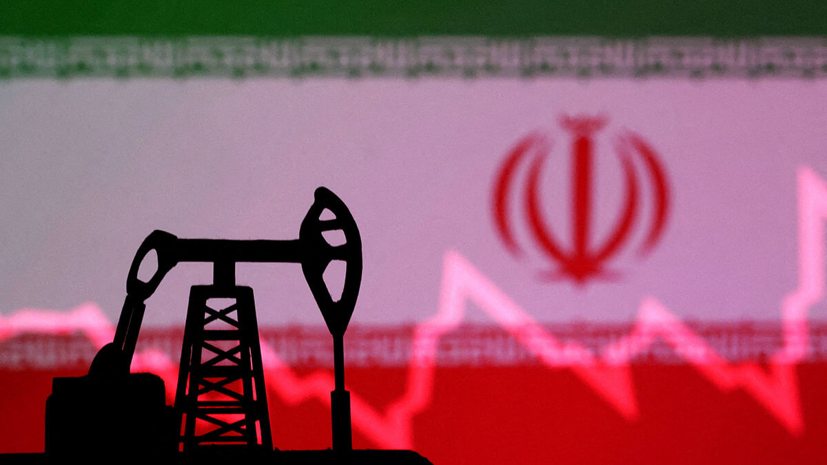 Bandera iraní con un gráfico de acciones - REUTERS/DADO RUVIC