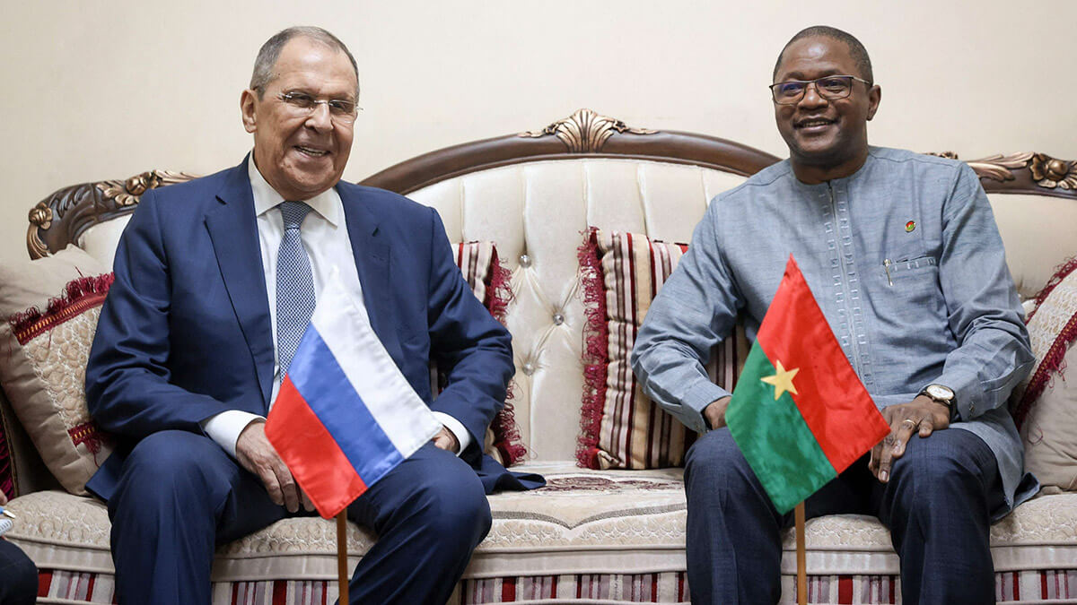 El ministro de Asuntos Exteriores ruso, Sergey Lavrov (I), posando con el ministro de Asuntos Exteriores de Burkina Fasos, Jean Marie Karamoko Traore, en Uagadugú - AFP PHOTO /MINISTERIO DE ASUNTOS EXTERIORES DE RUSIA