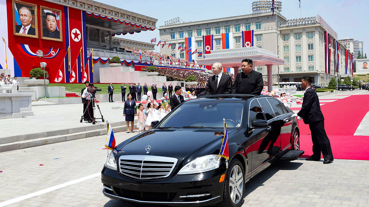 El líder norcoreano Kim Jong Un (d) y el presidente ruso Vladimir Putin asisten a una ceremonia de bienvenida en la plaza Kim Il Sung de Pyongyang el 19 de junio de 2024 - AFP/GAVRIIL GRIGOROV