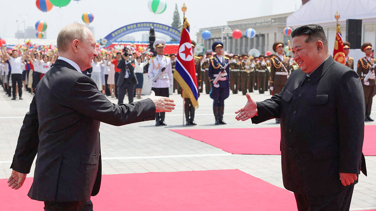 <p>Pie de foto: El líder de Corea del Norte, Kim Jong Un, le da la mano al presidente ruso Vladimir Putin durante una ceremonia de bienvenida en la plaza Kim Il Sung en Pyongyang el 19 de junio de 2024 - AFP/VLADIMIR SMIRNOV</p>