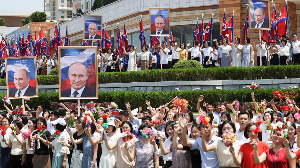 <p>El presidente ruso Vladimir Putin aterrizó en Corea del Norte a principios del 19 de junio, dando inicio a una visita destinada a impulsar los lazos de defensa entre los dos países con armas nucleares mientras Moscú prosigue su guerra en Ucrania - <strong>AFP/GAVRIIL GRIGORO </strong></p>