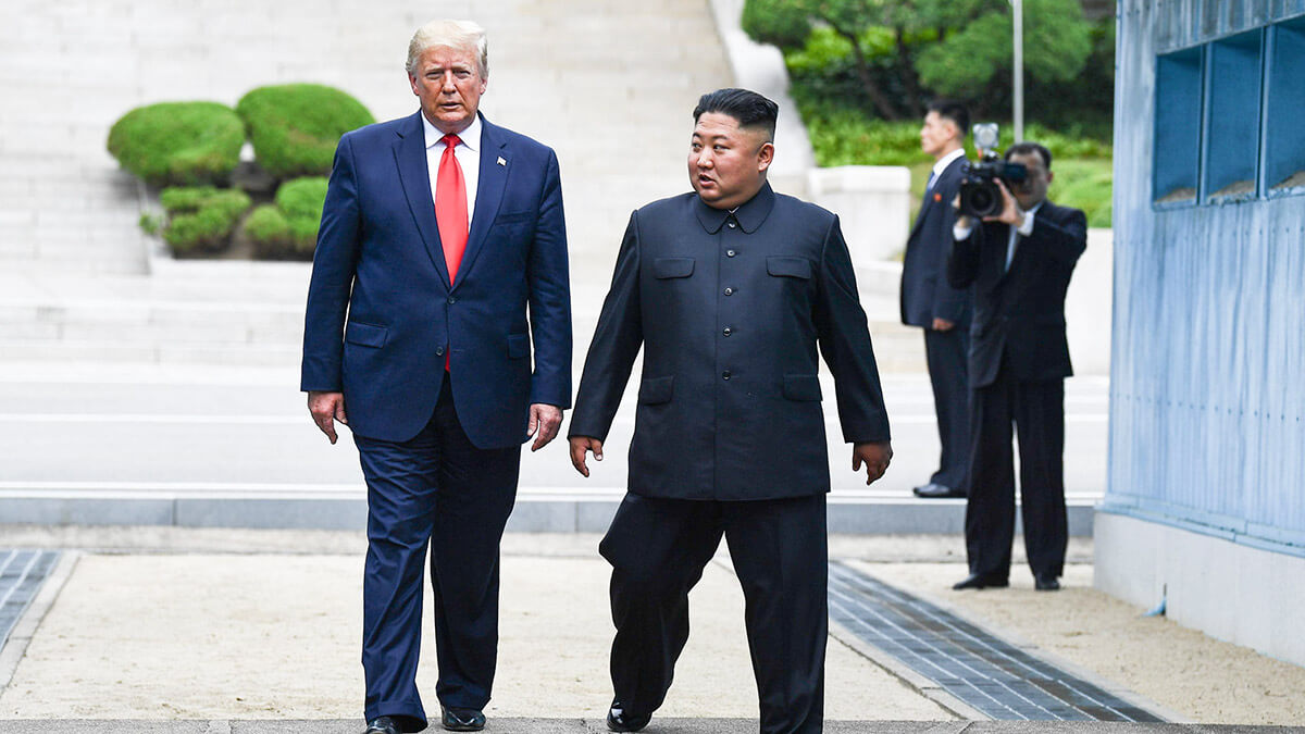 <p>En esta foto de archivo tomada el 30 de junio de 2019, el líder de Corea del Norte, Kim Jong Un, y el presidente estadounidense, Donald Trump, cruzan al sur de la Línea de Demarcación Militar que divide Corea del Norte y Corea del Sur - <strong>AFP/BREDAN SMIALOWSKI </strong></p>
